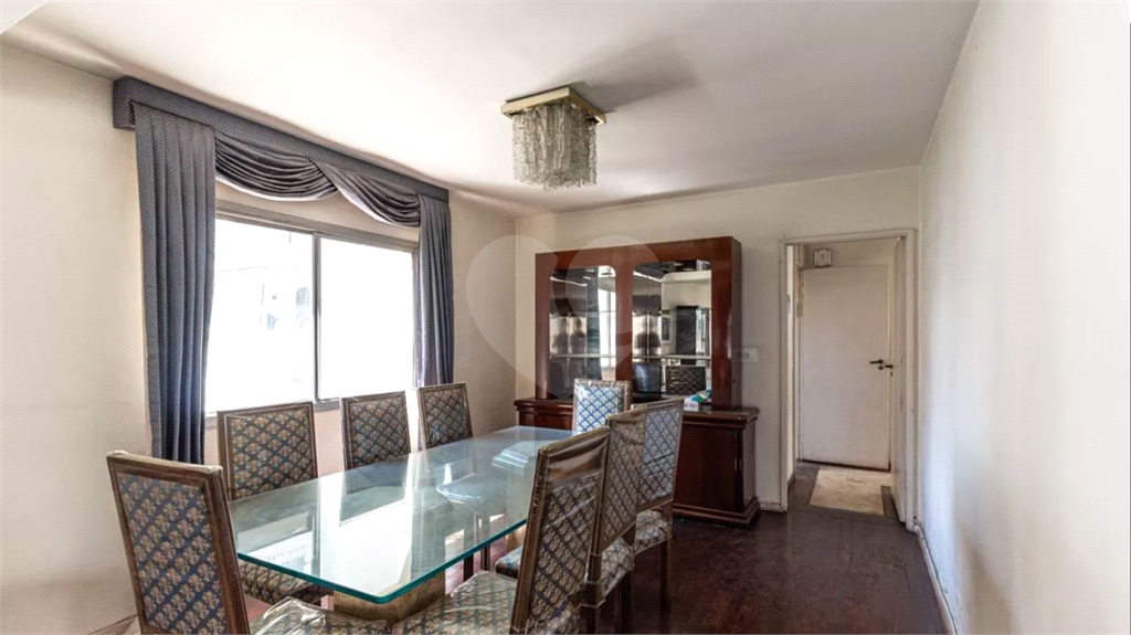 Este elegante apartamento em Higienópolis oferece 224m² de área muito bem distribuída, perfeito para quem valoriza conforto