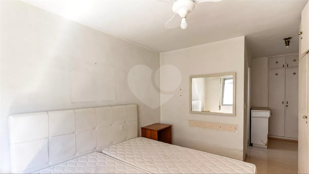 Este elegante apartamento em Higienópolis oferece 224m² de área muito bem distribuída, perfeito para quem valoriza conforto
