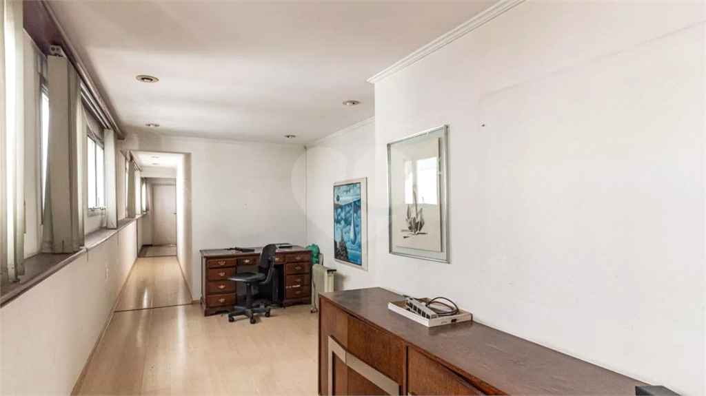 Este elegante apartamento em Higienópolis oferece 224m² de área muito bem distribuída, perfeito para quem valoriza conforto