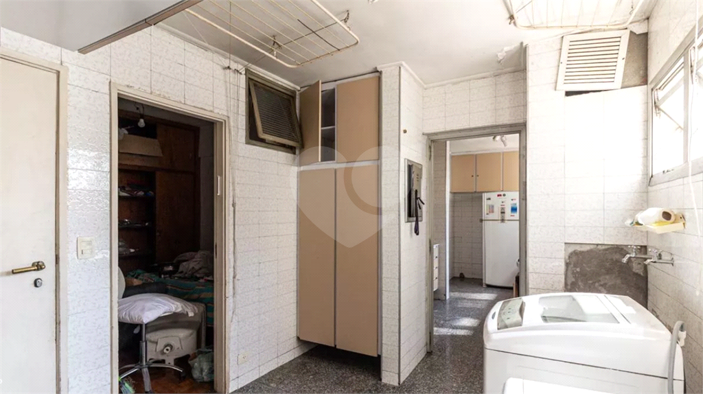 Este elegante apartamento em Higienópolis oferece 224m² de área muito bem distribuída, perfeito para quem valoriza conforto