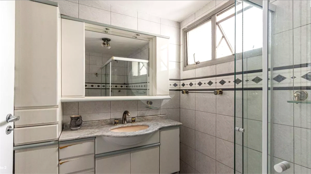 Este elegante apartamento em Higienópolis oferece 224m² de área muito bem distribuída, perfeito para quem valoriza conforto