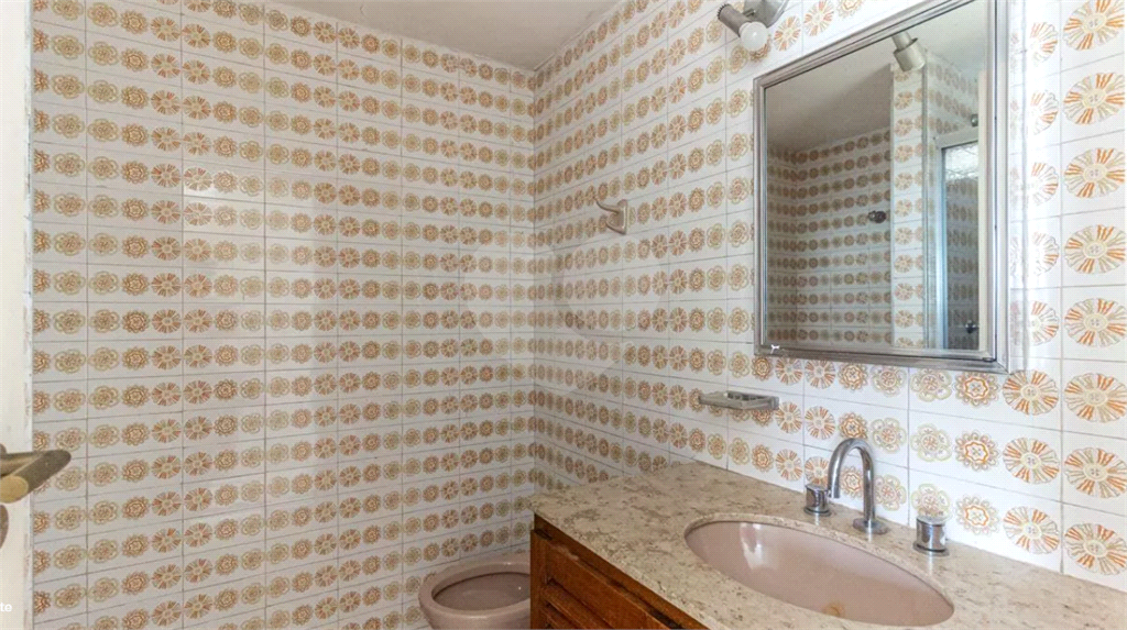Este elegante apartamento em Higienópolis oferece 224m² de área muito bem distribuída, perfeito para quem valoriza conforto