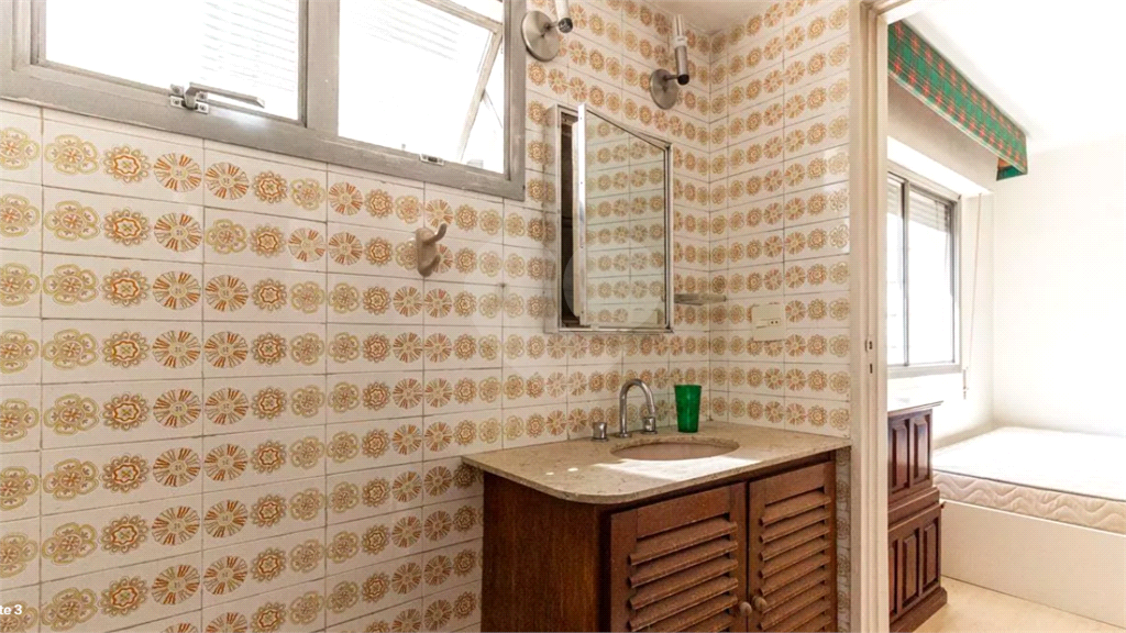 Este elegante apartamento em Higienópolis oferece 224m² de área muito bem distribuída, perfeito para quem valoriza conforto