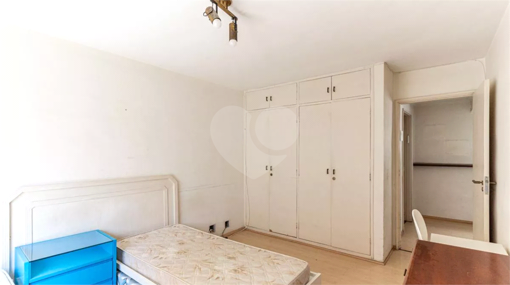 Este elegante apartamento em Higienópolis oferece 224m² de área muito bem distribuída, perfeito para quem valoriza conforto