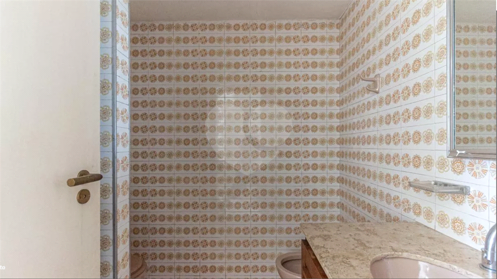 Este elegante apartamento em Higienópolis oferece 224m² de área muito bem distribuída, perfeito para quem valoriza conforto