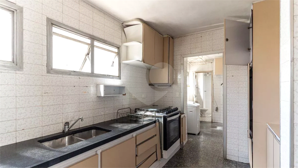 Este elegante apartamento em Higienópolis oferece 224m² de área muito bem distribuída, perfeito para quem valoriza conforto