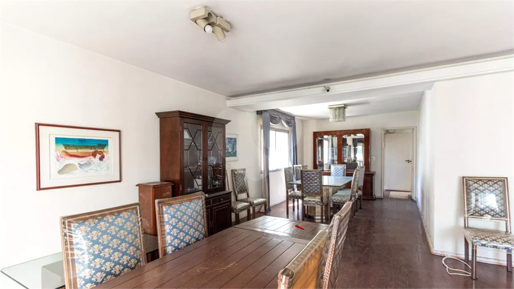 Este elegante apartamento em Higienópolis oferece 224m² de área muito bem distribuída, perfeito para quem valoriza conforto
