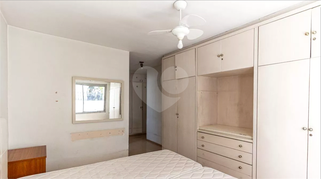 Este elegante apartamento em Higienópolis oferece 224m² de área muito bem distribuída, perfeito para quem valoriza conforto