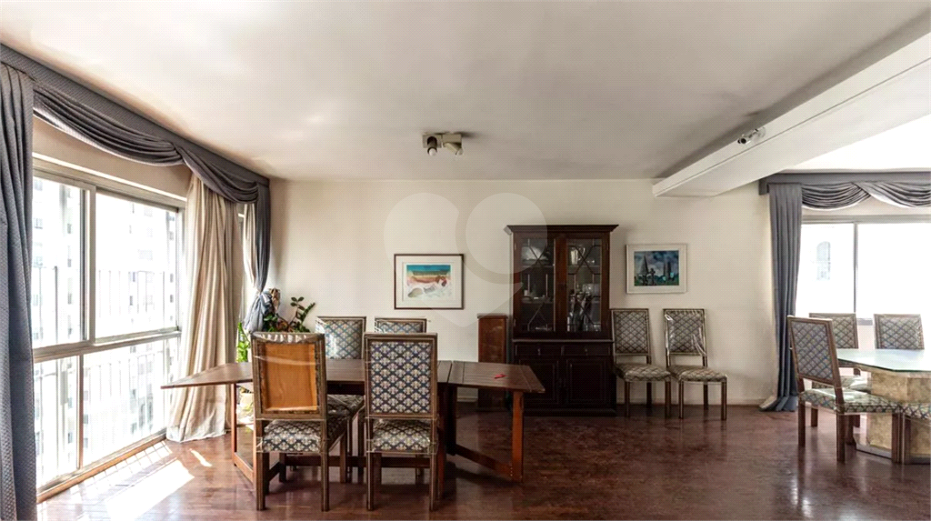 Este elegante apartamento em Higienópolis oferece 224m² de área muito bem distribuída, perfeito para quem valoriza conforto