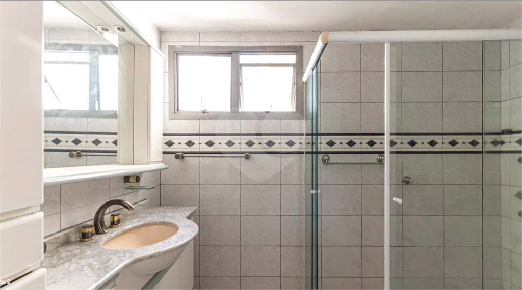 Este elegante apartamento em Higienópolis oferece 224m² de área muito bem distribuída, perfeito para quem valoriza conforto