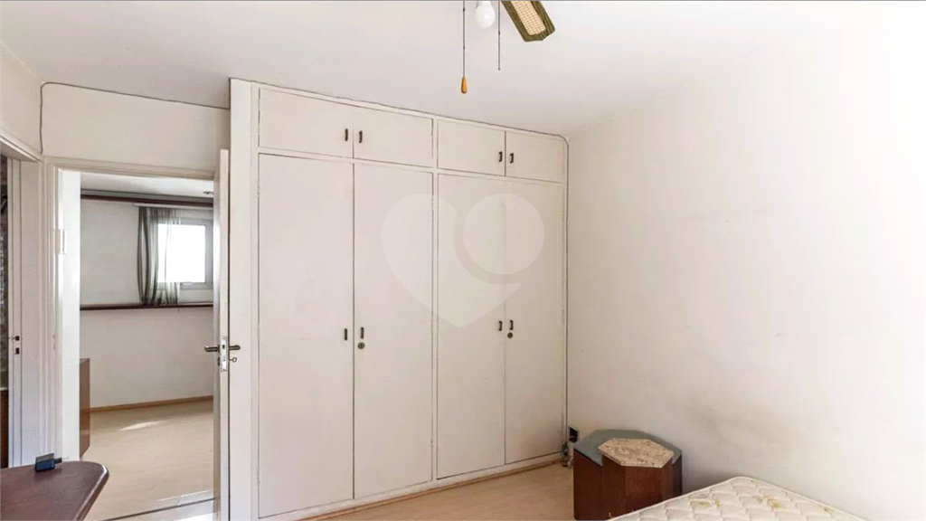 Este elegante apartamento em Higienópolis oferece 224m² de área muito bem distribuída, perfeito para quem valoriza conforto
