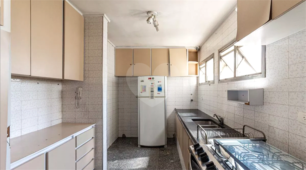Este elegante apartamento em Higienópolis oferece 224m² de área muito bem distribuída, perfeito para quem valoriza conforto