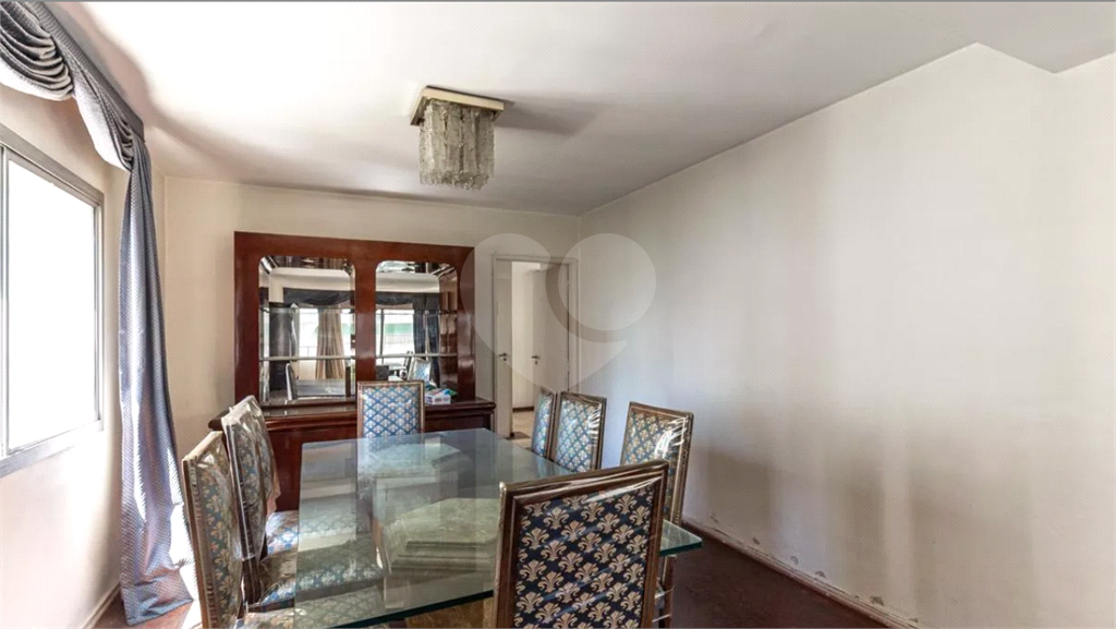 Este elegante apartamento em Higienópolis oferece 224m² de área muito bem distribuída, perfeito para quem valoriza conforto