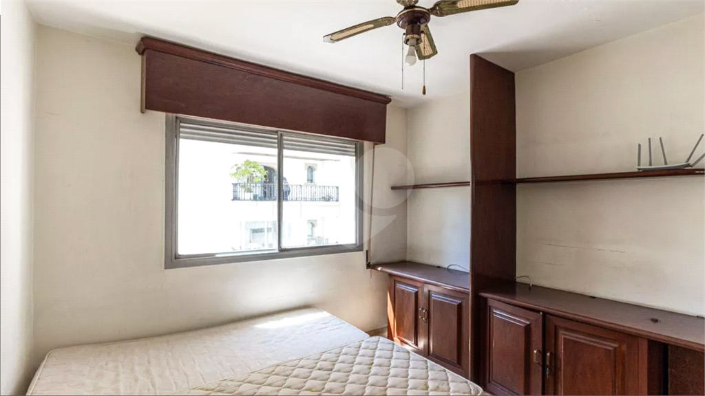Este elegante apartamento em Higienópolis oferece 224m² de área muito bem distribuída, perfeito para quem valoriza conforto