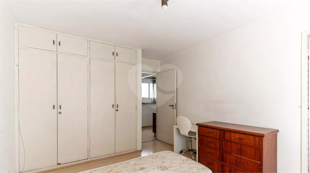 Este elegante apartamento em Higienópolis oferece 224m² de área muito bem distribuída, perfeito para quem valoriza conforto