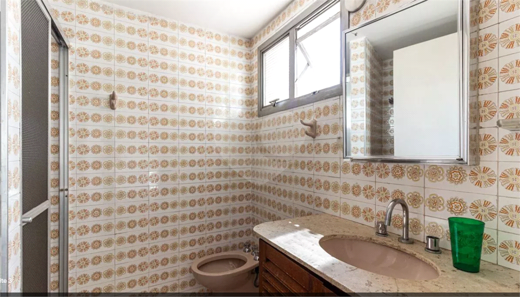 Este elegante apartamento em Higienópolis oferece 224m² de área muito bem distribuída, perfeito para quem valoriza conforto