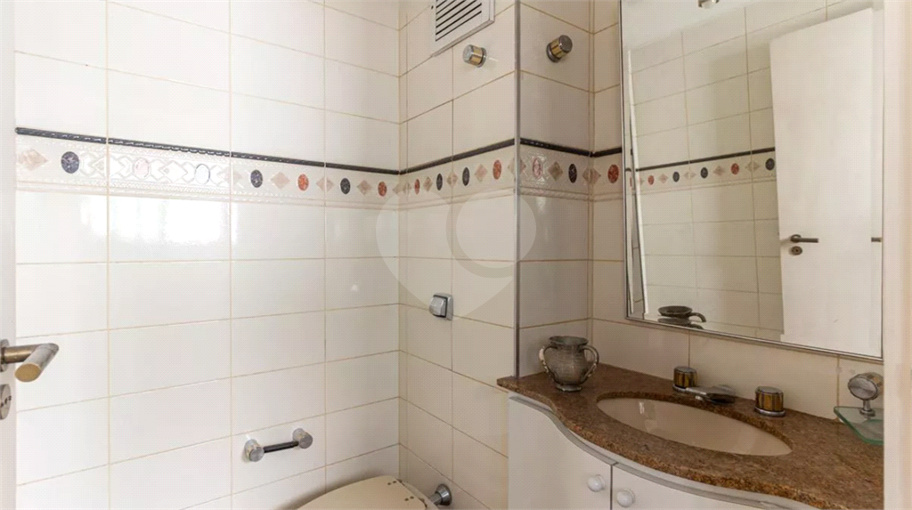 Este elegante apartamento em Higienópolis oferece 224m² de área muito bem distribuída, perfeito para quem valoriza conforto