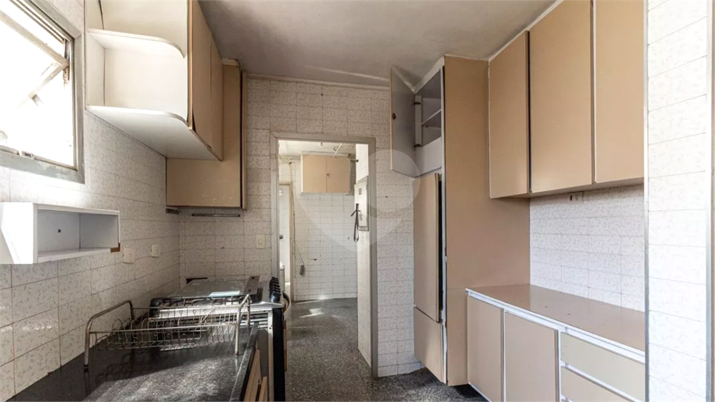 Este elegante apartamento em Higienópolis oferece 224m² de área muito bem distribuída, perfeito para quem valoriza conforto