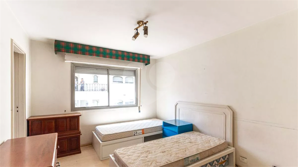 Este elegante apartamento em Higienópolis oferece 224m² de área muito bem distribuída, perfeito para quem valoriza conforto