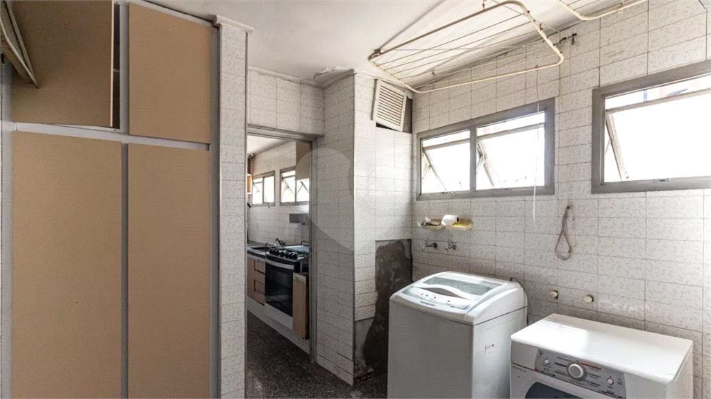 Este elegante apartamento em Higienópolis oferece 224m² de área muito bem distribuída, perfeito para quem valoriza conforto