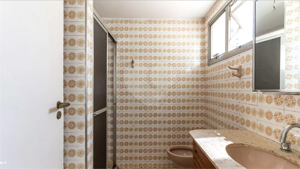 Este elegante apartamento em Higienópolis oferece 224m² de área muito bem distribuída, perfeito para quem valoriza conforto
