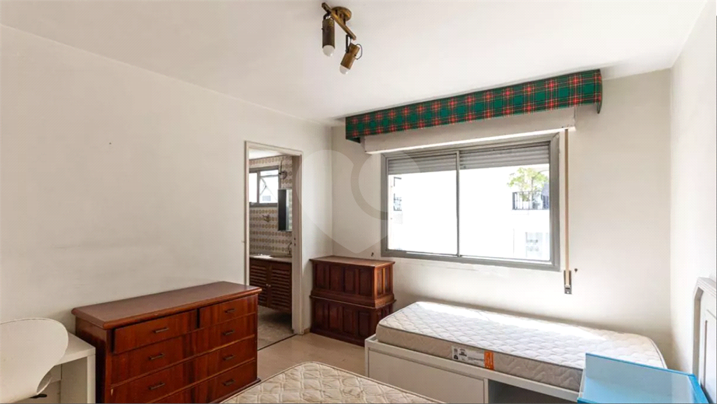 Este elegante apartamento em Higienópolis oferece 224m² de área muito bem distribuída, perfeito para quem valoriza conforto