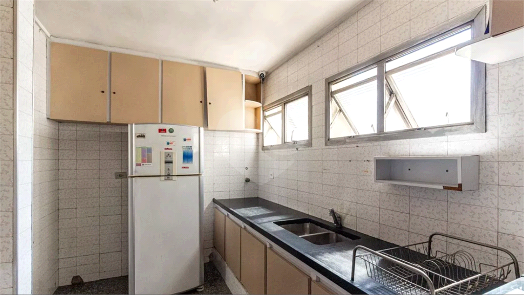 Este elegante apartamento em Higienópolis oferece 224m² de área muito bem distribuída, perfeito para quem valoriza conforto
