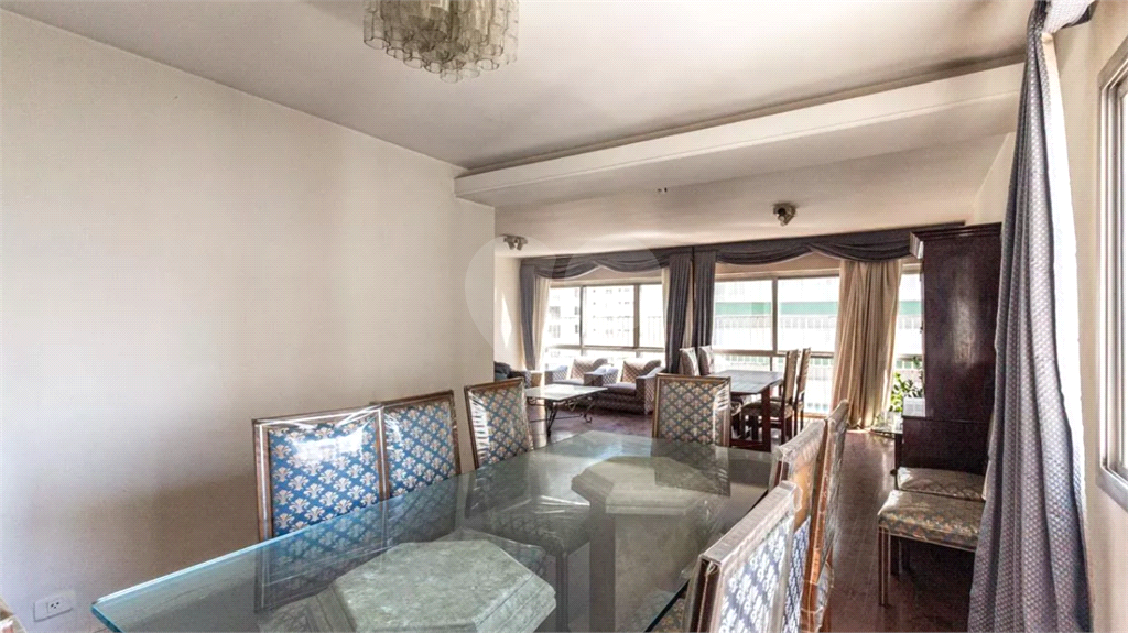 Este elegante apartamento em Higienópolis oferece 224m² de área muito bem distribuída, perfeito para quem valoriza conforto