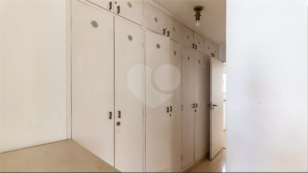 Este elegante apartamento em Higienópolis oferece 224m² de área muito bem distribuída, perfeito para quem valoriza conforto