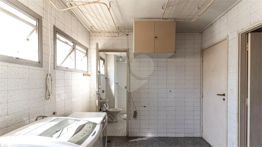 Este elegante apartamento em Higienópolis oferece 224m² de área muito bem distribuída, perfeito para quem valoriza conforto