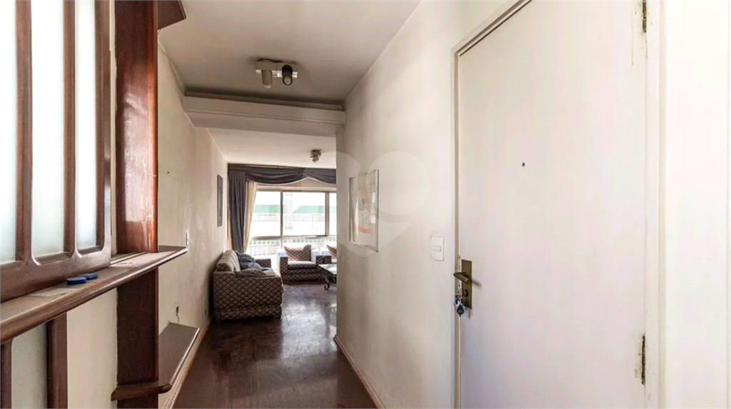 Este elegante apartamento em Higienópolis oferece 224m² de área muito bem distribuída, perfeito para quem valoriza conforto