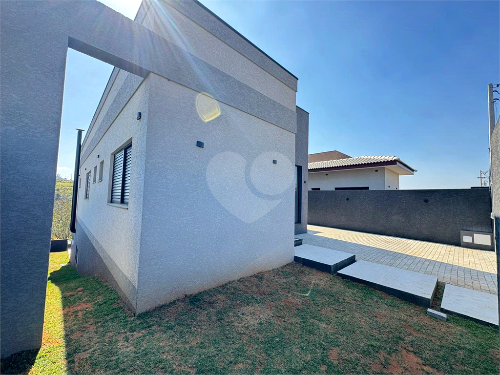 Casa térrea recém construída moderna em loteamento com 3 suítes fácil acesso a Rodovia Fernão dias