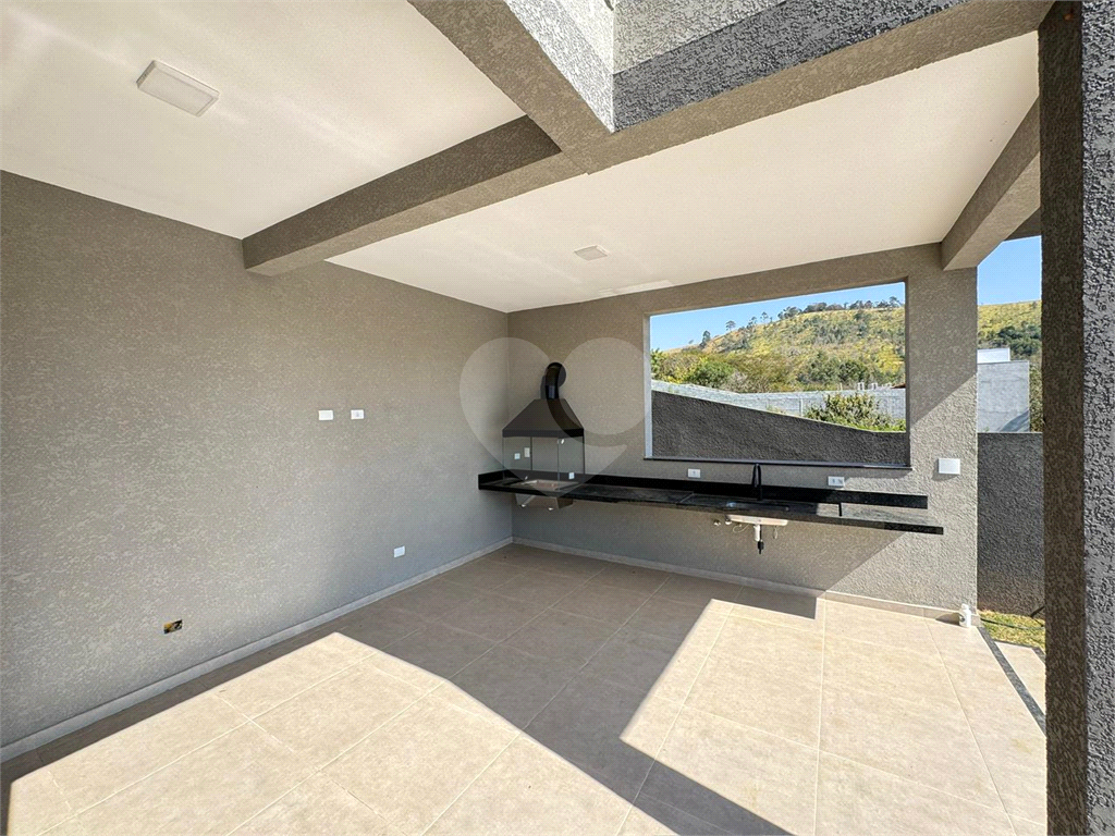 Casa térrea recém construída moderna em loteamento com 3 suítes fácil acesso a Rodovia Fernão dias