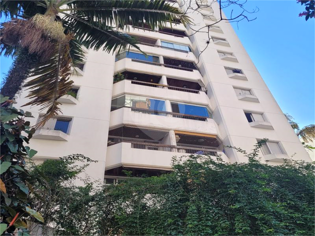 Cobertura à venda com 3 quartos e 2 vagas em Pinheiros.