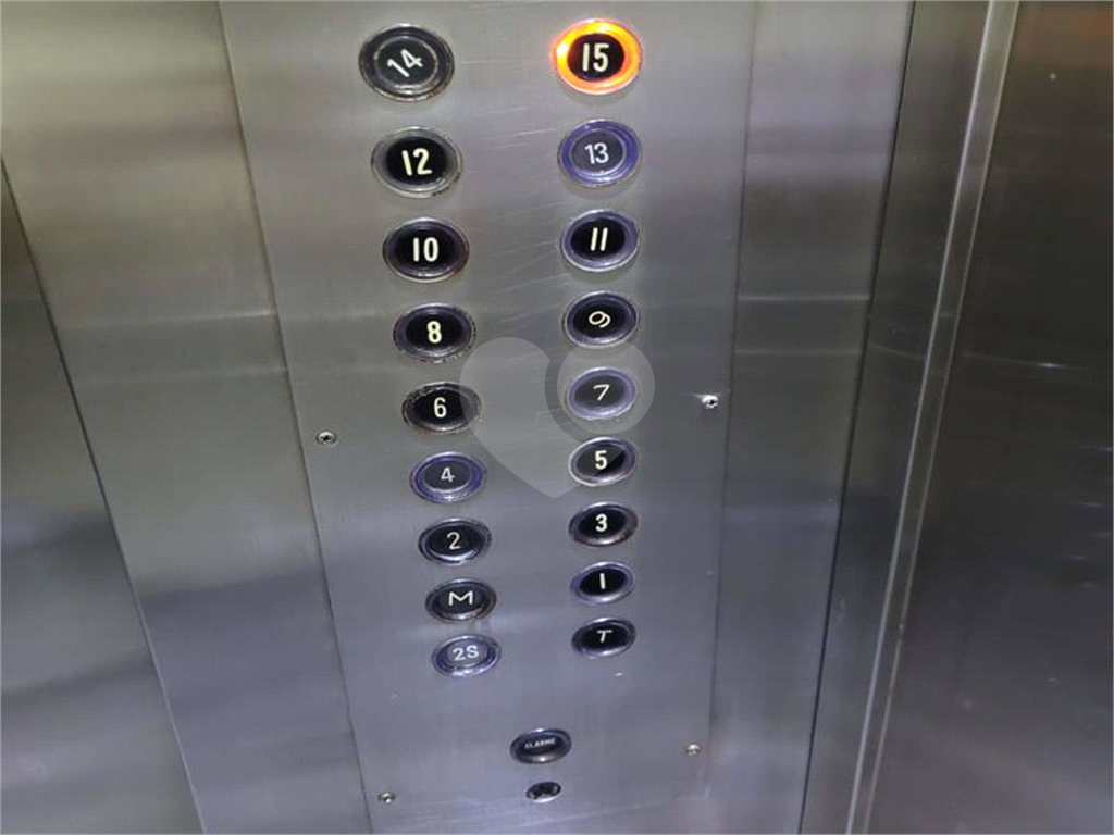 Cobertura à venda com 3 quartos e 2 vagas em Pinheiros.