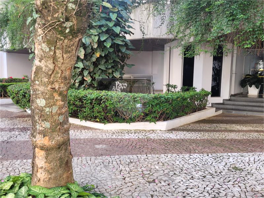 Cobertura à venda com 3 quartos e 2 vagas em Pinheiros.