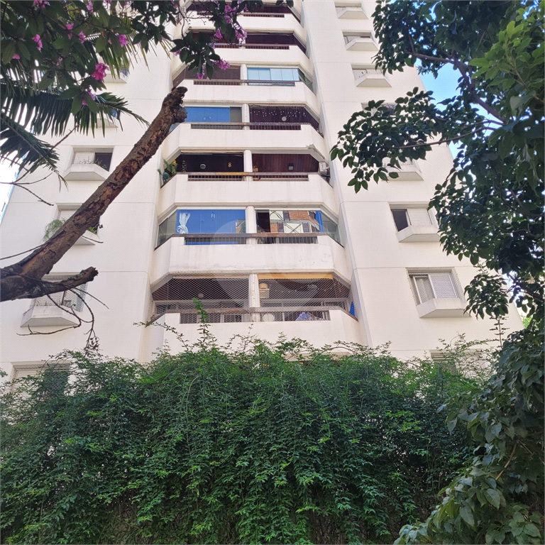 Cobertura à venda com 3 quartos e 2 vagas em Pinheiros.