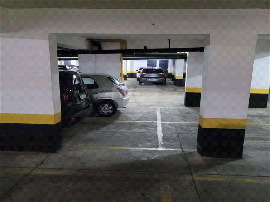 Cobertura à venda com 3 quartos e 2 vagas em Pinheiros.