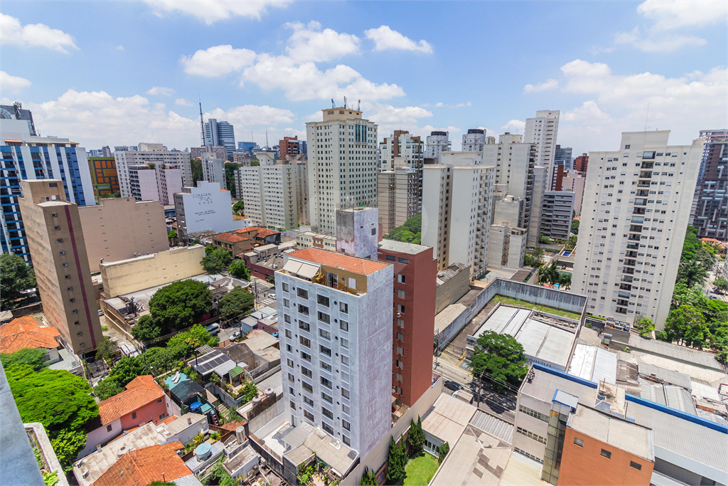 Cobertura à venda com 3 quartos e 2 vagas em Pinheiros.