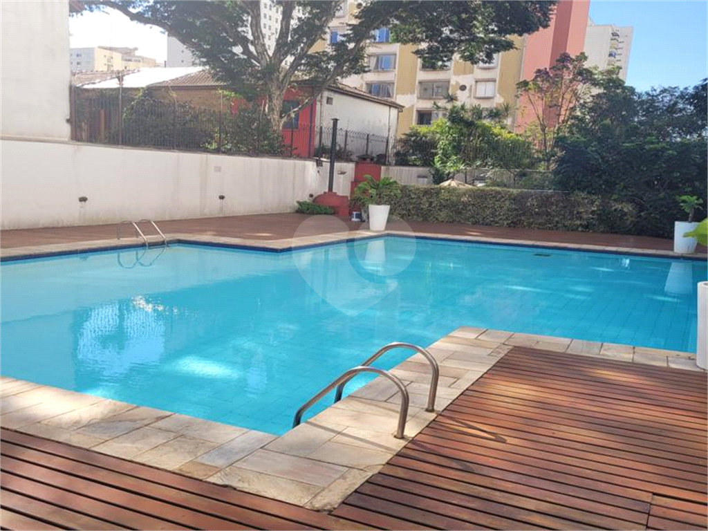 Cobertura à venda com 3 quartos e 2 vagas em Pinheiros.