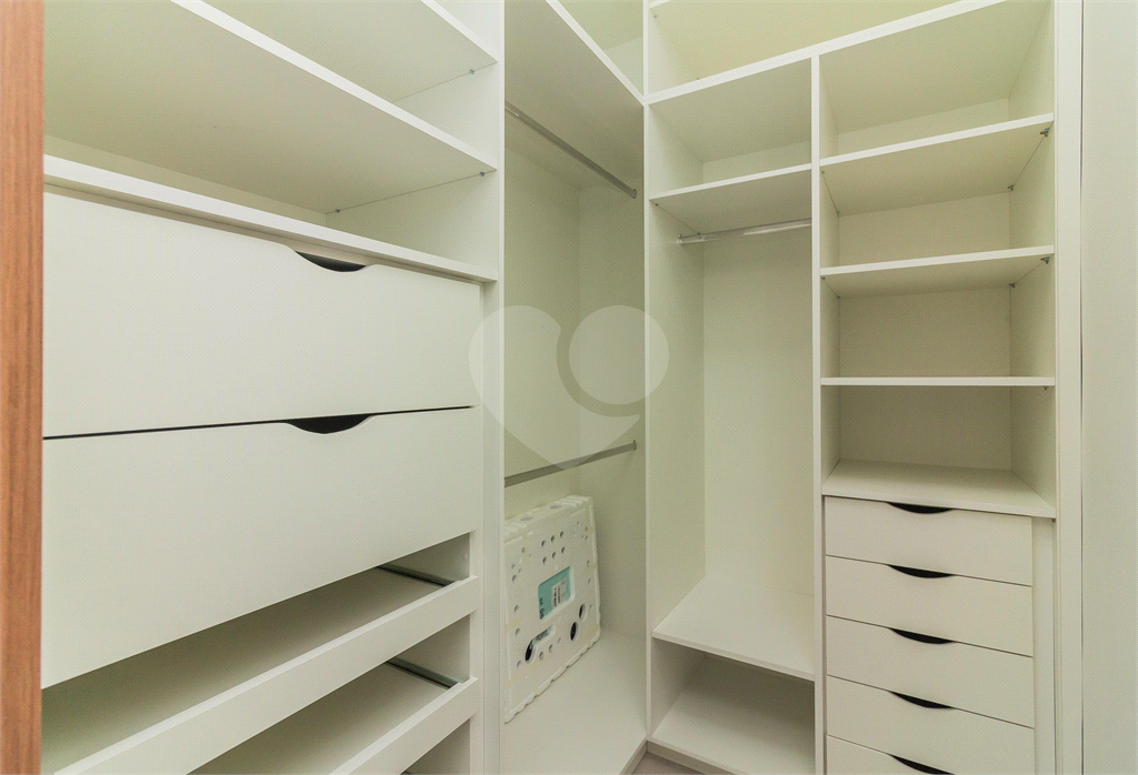 Cobertura à venda com 3 quartos e 2 vagas em Pinheiros.