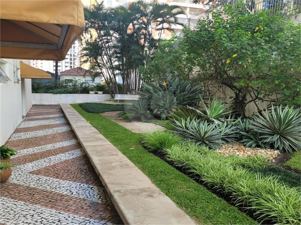 Cobertura à venda com 3 quartos e 2 vagas em Pinheiros.