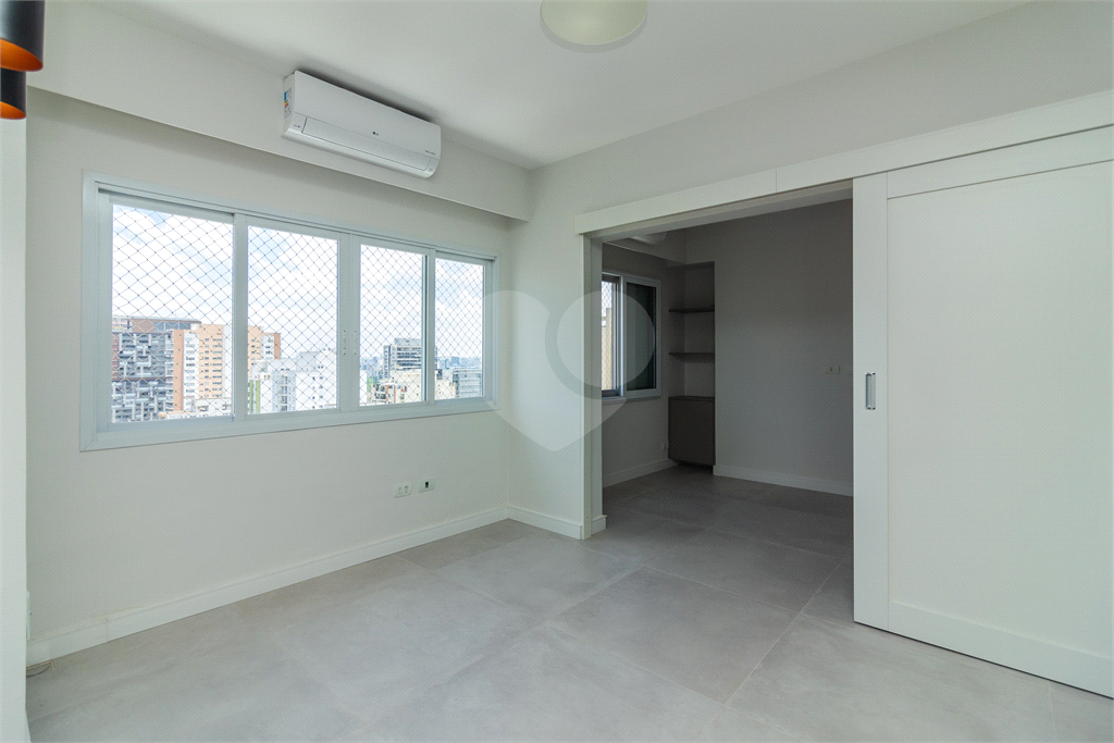 Cobertura à venda com 3 quartos e 2 vagas em Pinheiros.