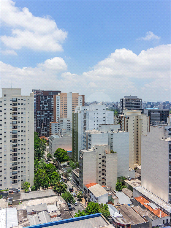 Cobertura à venda com 3 quartos e 2 vagas em Pinheiros.