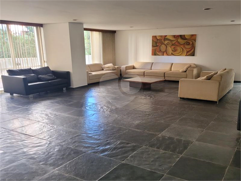 Cobertura à venda com 3 quartos e 2 vagas em Pinheiros.