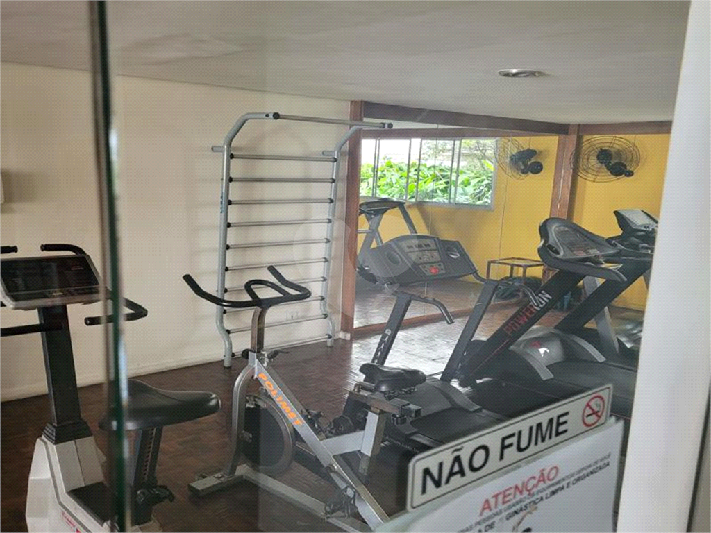 Cobertura à venda com 3 quartos e 2 vagas em Pinheiros.