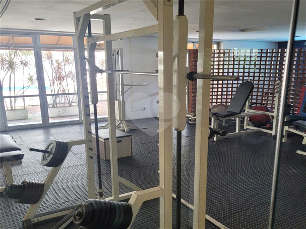 Cobertura à venda com 3 quartos e 2 vagas em Pinheiros.