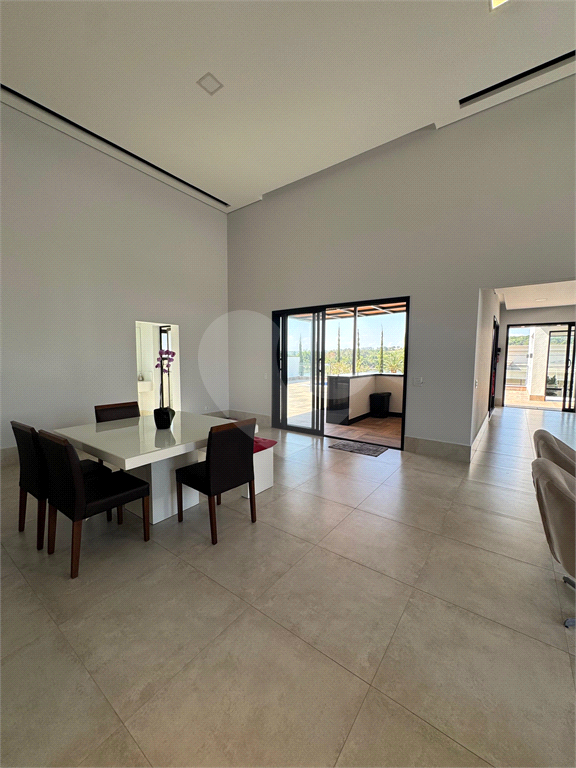 Linda Casa de frente para o lago com 5 suítes em Condomínio de Alto Padrão com lazer completo