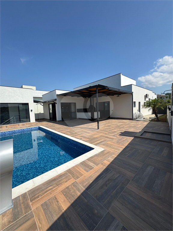 Linda Casa de frente para o lago com 5 suítes em Condomínio de Alto Padrão com lazer completo
