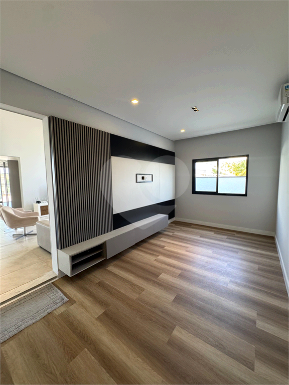 Linda Casa de frente para o lago com 5 suítes em Condomínio de Alto Padrão com lazer completo